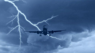 Αεροπλάνο χτυπήθηκε από κεραυνό      πάνω από τη Σκιάθο