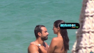 Χριστίνα Μπόμπα: Με αποκαλυπτικό μαγιό στην αγκαλιά του Τανιμανίδη (v)