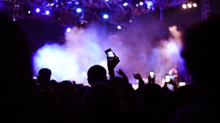 ΣΟΚ:                   Γαλλίδα τραγουδίστρια πέθανε πάνω στη σκηνή!