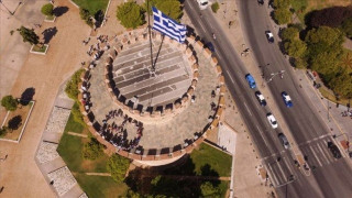 Πρόσφυγες σχημάτισαν το σύμβολο της ειρήνης στον Λευκό Πύργο (ΦΩΤΟ)