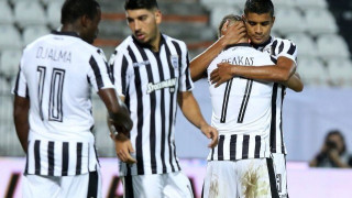 Παίζετε       για τον     ΠΑΟΚ;        Απόδειξη, ρε!