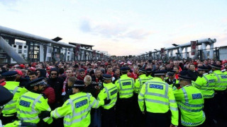 «Ντου» των οπαδών της Κολωνίας, καθυστερεί η έναρξη του αγώνα! (pics)