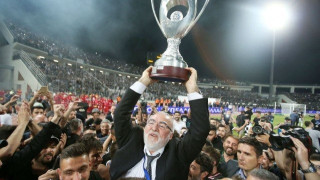 Της κακομοίρας: Του το χαρίζουν  και δεν το παίρνει