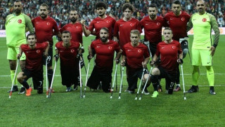 Συγκλονίζουν οι ήρωες της ζωής στην Τουρκία, αποθέωση 40.000 φιλάθλων