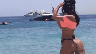 Μελαχρινό με καυτό στρινγκ απογείωσε τη Μύκονο! (video)