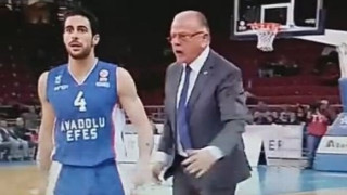 Κλώτσησε παίκτη του ο Ντούντα ! (VIDEO)