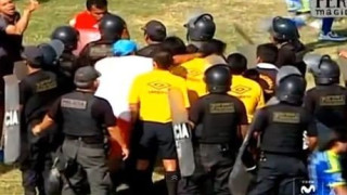 Γρονθοκόπησε διαιτητή για την ήττα της ομάδας του στις καθυστερήσεις! (VIDEO)