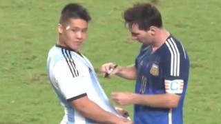 Υπέγραψε αυτόγραφο σε εισβολέα ο Μέσι