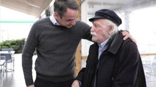 Η απρόσμενη συνάντηση του Κυριάκου Μητσοτάκη με τον Μανώλη Γλέζο