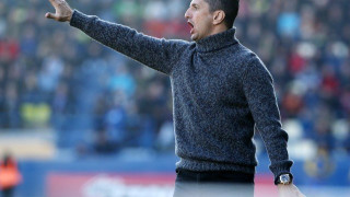 Εσπασε       μπλόκα      σε    γήπεδο και κερκίδα …