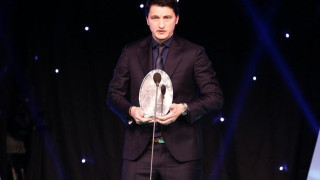 Ο Ιβιτς κρατάει      την          πόρτα       ανοιχτή