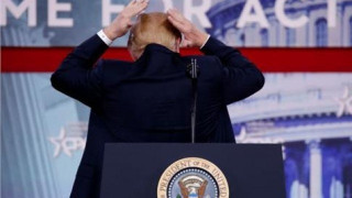 Το                    μυστικό του Τραμπ για να καλύπτει τη φαλάκρα του