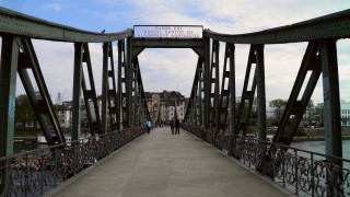 Η γέφυρα της Φρανκφούρτης με την αρχαιοελληνική επιγραφή (ΦΩΤΟ)