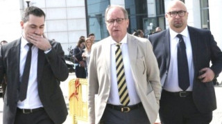 Ε, ψιτ, «Μπαμπούλα», ασχολήσου με το ποδόσφαιρο, όχι με το όπλο…