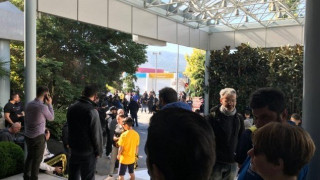 Αποθέωση της ΑΕΚ από οπαδούς στο ξενοδοχείο (videos)