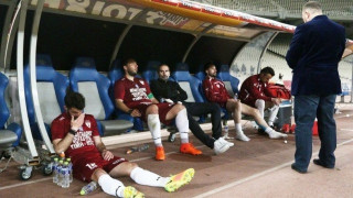 «Πόσα ακόμα φάουλ έξω από την         περιοχή μας;»