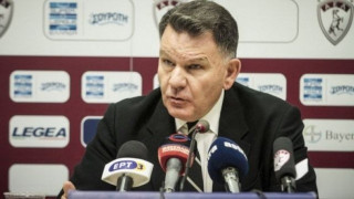 Έξι παραιτήσεις για το λάθος στη φανέλα με τον στρατιωτικό!