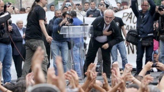 To μήνυμα της         Καμάρας:  Ως εδώ και μη παρέκει!