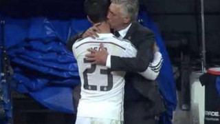 Το... ρουφηχτό φιλί του Αντσελότι στο λαιμό του Ίσκο!