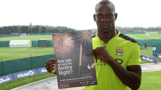 Όταν ο Μπαλοτέλι παίζει με τα πυροτεχνήματα! (pics)