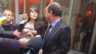 Γυμνόστηθη επίθεση στον Ολάντ από τις Femen (video)