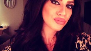 Η... κούκλα στο πλευρό του Δώνη τζούνιορ