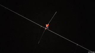 Περπάτησε ανάμεσα σε δυο ουρανοξύστες χωρίς κανένα μέτρο ασφαλείας! (pics+video)