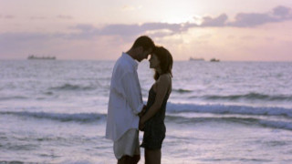 Έκαναν σεξ μέσα στην θάλασσα και κόλλησαν !