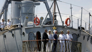 Στο θωρηκτό «Αβέρωφ» ο πρίγκιπας Κάρολος - Θερμή υποδοχή από Καμμένο