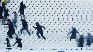 Μάχες σώμα με σώμα οπαδών της ΑΕΚ με την αστυνομία (VID)