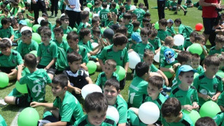 Μεγαλώνει                             ο Μακεδονικός