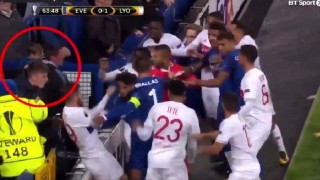 Στη φυλακή ο οπαδός που χτύπησε παίκτη της Λιόν ενώ κρατούσε παιδί