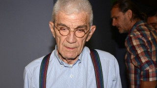 Της κακομοίρας:   Καλύτερα να κλέβεις, παρά να μιλάς