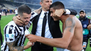 Με αξιοπρέπεια και υπερηφάνεια τους «λούζει» όπως τους πρέπει…