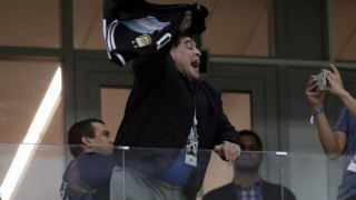 Ο Μαραντόνα φιλάει τη φανέλα του Μέσι!         (vid)