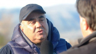 Συνεχίζει τα                       ραντεβού ο Μπύρος