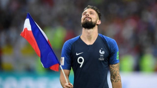 Συμπαίκτης με         Ζιρού (;) ο Κώστας Μήτρογλου