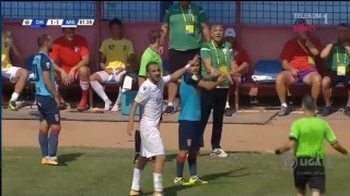 ΑΠΙΣΤΕΥΤΗ ανατροπή παίκτη από προπονητή την ώρα του αγώνα (vid)