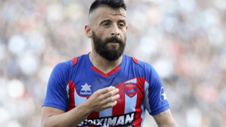 Μανώλης Σιώπης: Γιατί                         ο «κοντός» είναι αλλιώς!