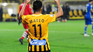 Ενας κοντός  τον                     διατηρεί στα ψηλά