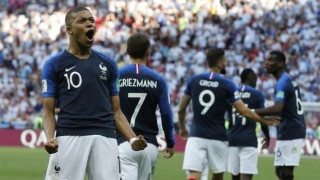 O Πελέ     έκανε      δώρο φανέλα της Σάντος στον Μπαπέ