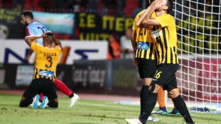 Παθαίνει,           αλλά                δεν μαθαίνει