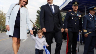 Η οικογένεια Τζιτζικώστα στην στρατιωτική παρέλαση (ΦΩΤΟ)