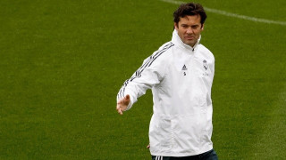 Η «βασίλισσα» γονατιστή                εκλιπαρεί τον Ποτσετίνο