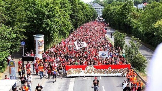 Γερμανικά μάτια και… σημαίες