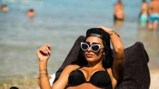 Το ντεκολτέ της Τριγωνίδου προκάλεσε καρδιακά! (ΒΙΝΤΕΟ)