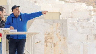 Πλήρωσε και          έφυγε για    Κίνα ο          Μπύρος