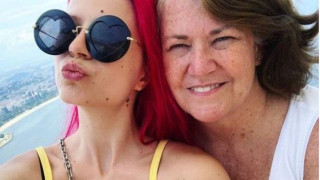 24χρονη YouTuber παντρεύεται την 61χρονη ερωμένη της! (ΒΙΝΤΕΟ)