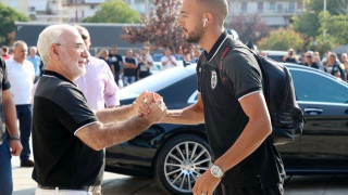 Πώρωση Ιβάν με τους παίκτες του ΠΑΟΚ έξω από το ΟΑΚΑ (vid)