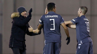 Κρατήστε τα (θαυμαστά…) σκουφάκια και εκτός αποδυτηρίων!